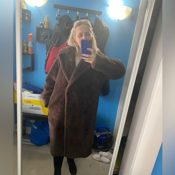 Aritzia The Teddy Coat - Picture 10 of 11